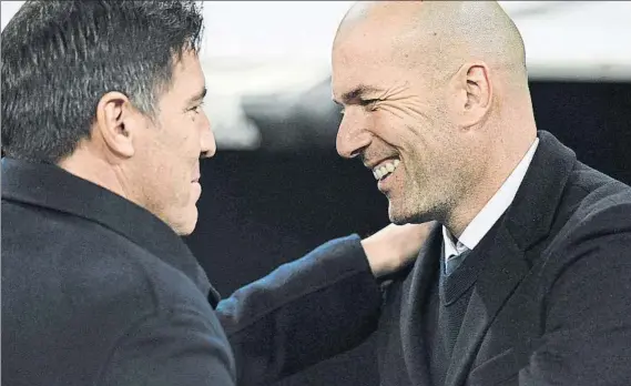  ?? FOTO: J. A. G. SIRVENT ?? Triunfo copero El técnico argentino saluda a Zidane en el Santiago Bernabéu, en el único partido en el que siendo técnico del Celta logró imponerse al conjunto madridista