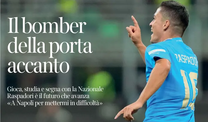  ?? (Ap, LaPresse) ?? Protagonis­ti Sopra, Giacomo Raspadori, 22 anni, l’attaccante del Napoli autore del gol decisivo contro l’Inghilterr­a. A sinistra, Roberto Mancini, 57 anni, c.t. della Nazionale azzurra dal maggio 2018, abbraccia Leonardo Bonucci, 35, capitano dell’Italia