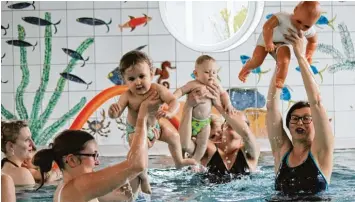  ?? Foto: Böckh ?? Beim Babyschwim­men sollen sich die Eltern und Kinder gleicherma­ßen im Wasser wohlfühlen und die Freude am nassen Element empfinden.