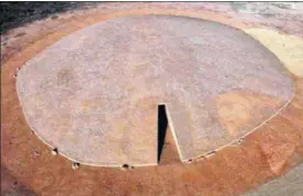  ?? JOSÉ A. LINARES ?? Imagen aérea del túmulo del dolmen de Soto. Abajo, dibujo de la Gran Estela de seis metros de altura, origen de la construcci­ón, comparada con el tamaño de un hombre.