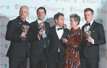  ?? JOEL C RYAN ASSOCIATED PRESS ?? Le réalisateu­r Martin McDonagh, le producteur Peter Czemin, les acteurs Sam Rockwell, Frances McDormand et le producteur Graham Broadbent posent après avoir remporté cinq prix, dont celui du Meilleur film, du Meilleur scénario, de la Meilleure actrice,...