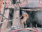 ?? DEEPAK GUPTA/ HT PHOTO ?? ■ A major fire broke out in SSJ Internatio­nal (in picture) and Viraat Internatio­nal in Lucknow on Tuesday.