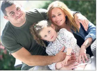  ?? (Photo Luc Boutria) ?? Entre ses deux amours, le coeur de Guilhem Guirado, auprès de sa fille Maylis et de sa femme Johanna, ne balance pas...