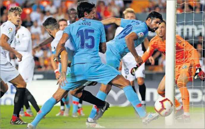  ??  ?? JUNTO AL PALO. Con 1-1 en el marcador, Diego Costa y Savic rozaron el gol en un saque de esquina. El balón venía peinado por Rodrigo, que casi se lo marca en propia puerta.