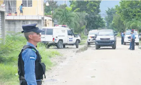  ??  ?? ESCENA. Hace unos días encontraro­n el cadáver de una mujer, envuelto en sábanas en unos matorrales de la colonia Luisiana.