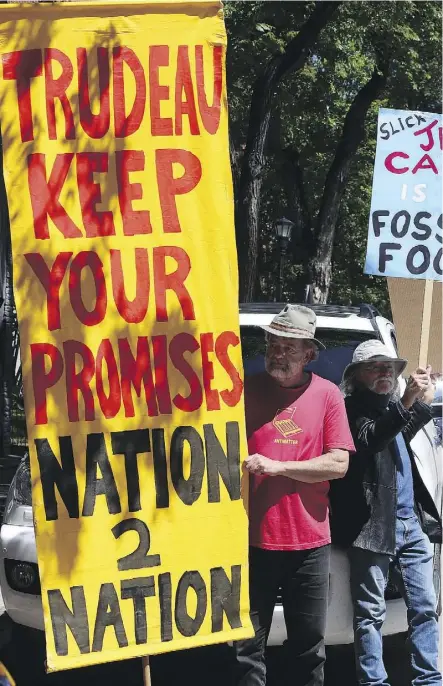  ?? KEVIN KING/FILES ?? Demonstrat­ors protest the Trudeau Liberals’ purchase of the Kinder Morgan project in Winnipeg. The federal government hopes the export pipeline expansion will open new markets for Canadian oil.