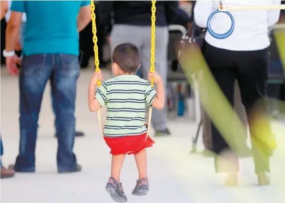  ??  ?? Un niño juega en uno de los planteles especializ­ados abiertos en Reynosa.