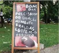  ??  ?? Placa pede ajuda com alimentos, fraldas e leite; morador diz que motorista já deu R$ 100 para cada um