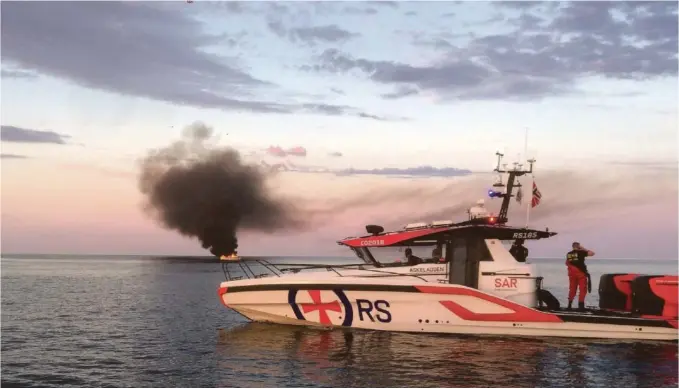  ?? FOTO: TIPSER ?? FULL FYR: Redningssk­øyta overvåket den brennende seilbåten etter at personen ombord hadde tatt seg over i en annen fritidsbåt.