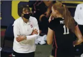  ?? JED JACOBSOHN – THE ASSOCIATED PRESS ?? Stanford head coach Tara VanDerveer speaks with Ashten Prechtel against California during the second half on Sunday in Berkeley.