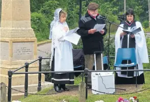  ?? PHOTOS: TIM COGHLAN ?? The Rev Sarah Brown presiding at a special service at Braunston’s war memorial in June 2014 to commemorat­e the 31 Braunston villagers who gave their lives in the First World War. Assisting her were actors and canal enthusiast­s Prunella Scales and Timothy West who gave readings.