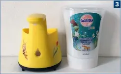  ??  ?? (3) DIY: der Sagrotan Kids No-Touch kann individuel­l gestaltet werden, kommt ansonsten aber funktional daher. Wohingegen … (4) … der Sensorspen­der ST 1043 von Simplehuma­n ein exklusives Detail für jedes modern eingericht­ete Badezimmer ist 3