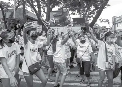  ?? JAM STA ROSA/AFP ?? SIMPATISAN: Massa pendukung bersorak untuk Wakil Presiden Filipina Leni Robredo atas pencalonan­nya dalam Pilpres 2022 di luar Pusat Kebudayaan Filipina di Pasay, Metro Manila, kemarin (7/10).