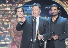  ??  ?? Rishi Kapoor receives an award in 2017.