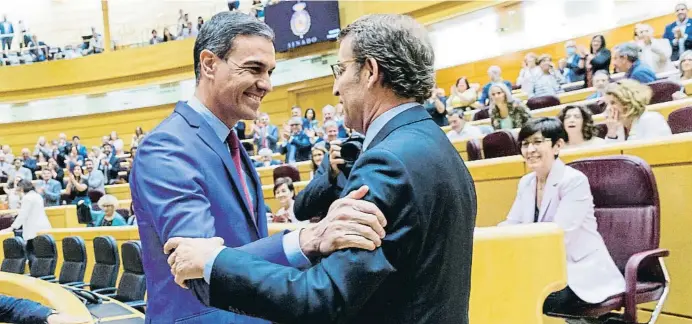  ?? Dani Duch ?? Sánchez saludant Núñez Feijóo al Senat al juny després que el líder del PP arribés a la Cambra Alta, on podrà debatre amb el president durant les sessions de control