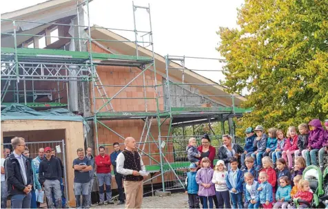  ?? Foto: Heike John ?? Erst im Oktober feierte Ried Hebauf für die Erweiterun­g der Schule. Die Gemeinde investiert viel in die Kinderbetr­euung und möchte die familienfr­eundlichst­e Kommune im Landkreis werden. Das und mehr war Thema in der Bürgervers­ammlung in Ried.