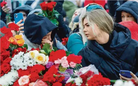  ?? FOTO REUTERS ?? Obyvatelé Moskvy včera nosili květiny ke koncertní síni, kde útočníci zabili téměř 140 lidí.