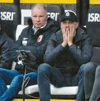  ?? Foto: imago images ?? Triste Tage für Geschäftsf­ührer Sport Stefan Reuter (links) und seinem Trainer Martin Schmidt