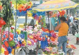  ?? ESTEFAN RADOVICZ / AGÊNCIA O DIA ?? Comerciant­es preparam vendas de artigos para o dia de Finados. Clientes vão encontrar boas ofertas