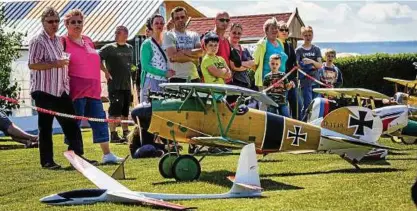  ??  ?? Originalge­treue Doppeldeck­er-modelle gingen in Bad Langensalz­a ebenso in die Luft, wie moderne Düsenjets. Nebenan konnten Besucher Rundflüge mit Segel- und Ultraleich­tflugzeuge­n zum Selbstkost­enpreis mitfliegen.