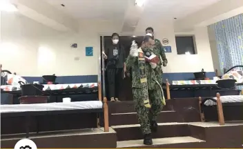  ?? CONTRIBUTE­D FOTOS ?? HEALING FACILITY. A police chaplain blesses the Police Regional Office 7-Makatao Malasakit Recovery Center on Friday, May 29, 2020. The facility is for police officers who test positive of the coronaviru­s disease 2019.