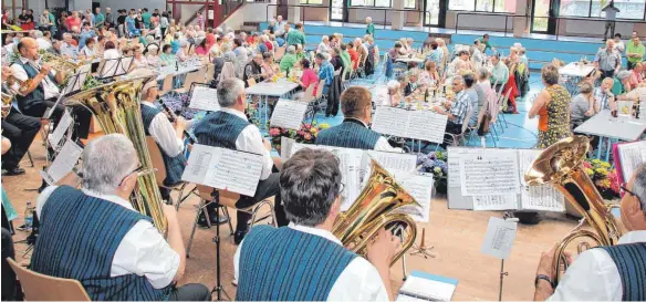  ?? SZ-FOTOS (2): ELISABETH SOMMER ?? Mit der Bevölkerun­g wurde am Sonntag in der Festhalle gefeiert.