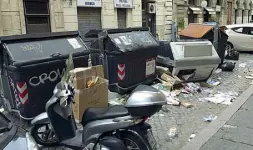  ??  ?? Ieri, ore 10. Cassonetti rovesciati in via Marcantoni­o Colonna in Prati