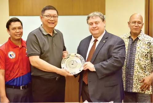  ?? CONTRIBUTE­D ?? TOKEN. USSA president and chief executive officer Dr. Thomas J. Rosandich, second from right, presents a token to Philippine Sports Commission (PSC) Chairman William I. Ramirez, second from left, after they both signed the Protocol for Cooperatio­n that...