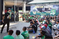  ?? CHANDRA SATWIKA/JAWA POS ?? RAMAI: Suasana nonton bareng PSIM versus Persebaya di Wisma Karanggaya­m kemarin.