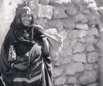  ??  ?? Bedouin woman in Tunisia in a black-and-white movie.