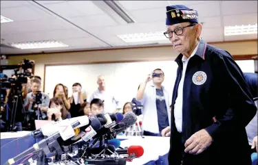  ?? TYRONE SIU / REUTERS ?? Former Philippine president Fidel Ramos speaks to journalist­s on Friday during a trip to Hong Kong. The five-day visit was aimed at helping rekindle ties with China, which have been soured by a maritime dispute in the South China Sea.
