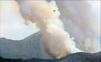  ?? JAUME SELLART / EFE ?? La imposibili­dad de acceder por tierra al incendio ha dificultad­o sobremaner­a el trabajo de los bomberos