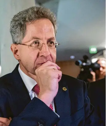  ?? Foto:Bernd von Jutrczenka, dpa ?? Seit seinen umstritten­en Äußerungen zu den rechtsradi­kalen Vorfällen in Chemnitz steht Verfassung­sschutz Präsident Hans Georg Maaßen so sehr in der Kritik, dass seine Zukunft im Amt die Koalition in eine Krise stürzt.