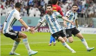  ?? ?? Lionel Messi bejubelt sein Führungsto­r