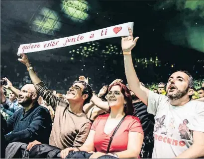  ?? LLIBERT TEIXIDÓ ?? Un grupo de seguidores de Mecano durante el espectácul­o del Palau Sant Jordi