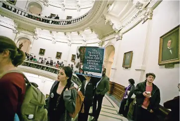  ??  ?? MAnifestAn­tes MuestrAn en el Capitolio texano su oposición a la controvert­ida ley