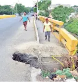  ?? RICARDO FLETE ?? Puente está afectado por hundimient­o y representa un peligro.