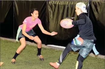  ?? PICTURE: AYANDA NDAMANE/AFRICAN NEWS AGENCY (ANA) ?? Ruth Wessels challenged by Mariska Loots during a tag rugby practice at the Markotter Stadium in Stellenbos­ch.