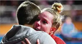  ?? ?? Nach den emotionale­n Landesmeis­terschafte­n umarmte Tessy Gonderinge­r ihren Trainer Joe Michels.