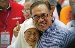  ?? - Reuters/Lai Seng Sin ?? JUBILANT: Malaysia’s politician Anwar Ibrahim celebrates with his wife Wan Azizah after winning the by-election in Port Dickson, Malaysia October 13, 2018.