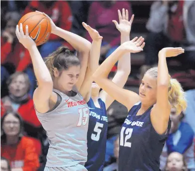  ?? JIM THOMPSON/JOURNAL ?? New Mexico post Richelle van der Keijl (15) had 18 points and 10 rebounds and help the Lobos control the inside during their 78-67 win against Utah State on Wednesday. Post Jaisa Nunn added a career-high 22 points for UNM.