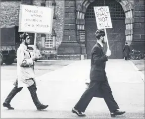  ??  ?? Protesters campaign against capital punishment outside Wandsworth Prison in London prior to 1969 ruling