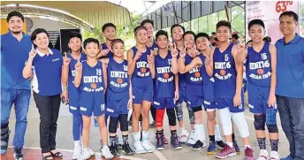  ?? JAI GARCIA PHOTO ?? SWEET VICTORY. Unit 6 coaches, players and officials celebrate their gold medal feat in the recently-concluded Davao City Athletic Associatio­n (Dcaa) Meet 2018 at the Southern Philippine­s Baptist Theologica­l Seminary School in Libby, Puan last Friday, October 19.