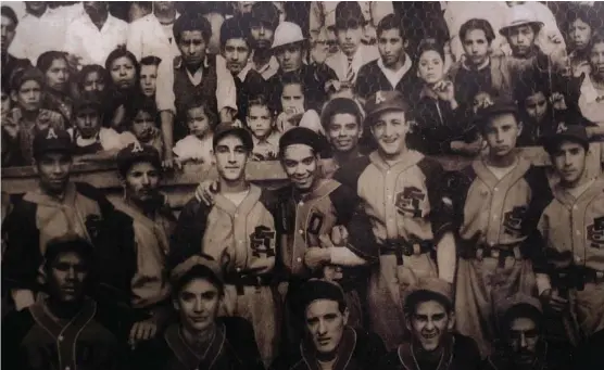  ??  ?? Mario Moreno “Cantinflas”, con miembros de la liga de beísbol en el Campo de Mayorazgo.