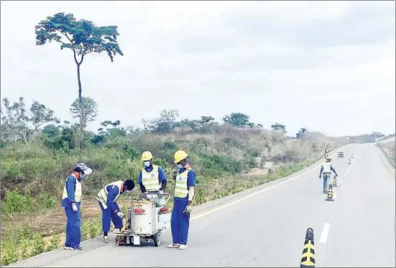  ?? ZHANG JIAQIAN / FOR CHINA DAILY ?? Chinese and Angolan employees of China Railway No 4 Engineerin­g Group Co Ltd (CREC4) paint lines on the Quitexe-Ambuila Highway, which was built by the Chinese State-owned enterprise, in Angola’s Uige province in March.