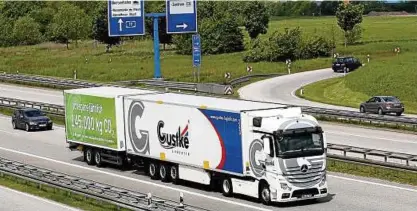  ?? Foto: DPA/ B. Wüstneck ?? Überraschu­ng beim Überholen: , Meter länger als ein normaler Lkw sind die neuen Mega-Transporte­r