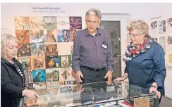  ?? FOTO: GEORG SALZBURG ?? Die Initiatore­n Rosi Apitz, Joachim Siefert und Annette Klotz (v.l.) sind zufrieden mit der Ausstellun­gseröffnun­g.