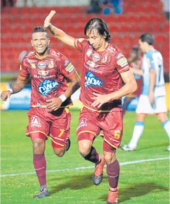  ?? JUAN CARLOS ESCOBAR ?? Deportes Tolima, liderado por Rafael Robayo (centro), logró el título en el primer semestre de 2018.