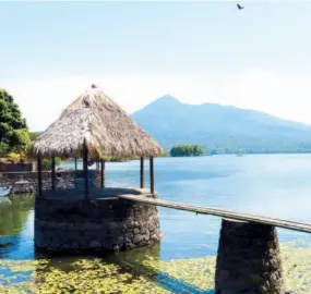  ??  ?? Isleta Zopango, en el lago de Nicaragua. Al Fondo el volcán Mombacho.