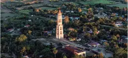  ??  ?? MANACA IZNAGA Antigua casa de vivienda de la plantación pertenecie­nte a la familia Iznaga. Desde su torre se puede apreciar el Valle de los Ingenios